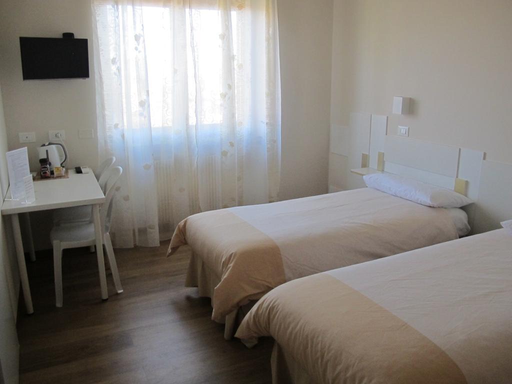 B&B Villa Filotea & Apartment Ντεζεντσάνο ντελ Γκάρντα Δωμάτιο φωτογραφία